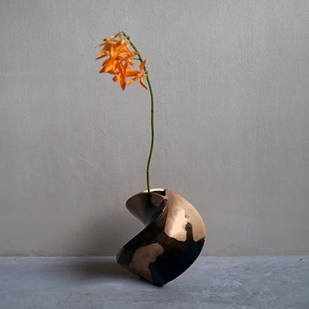 "Flower vase [WALTZ]（Bronze × Brass）  NIPPONDO